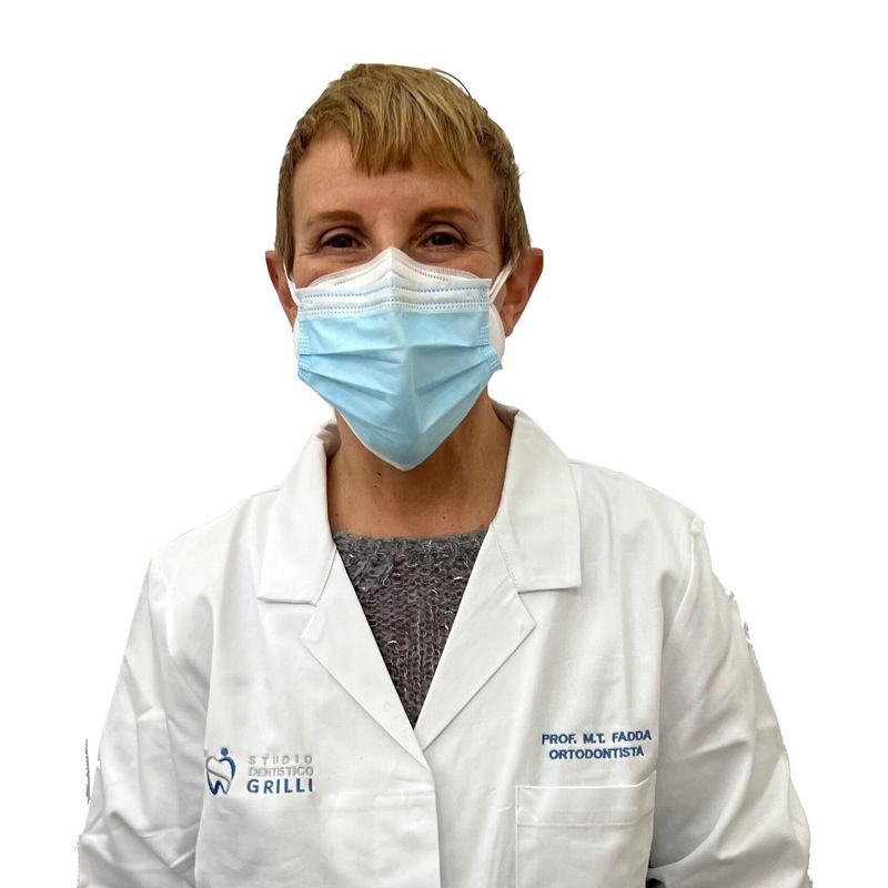 La Prof.ssa Maria Teresa Fadda in camice bianco